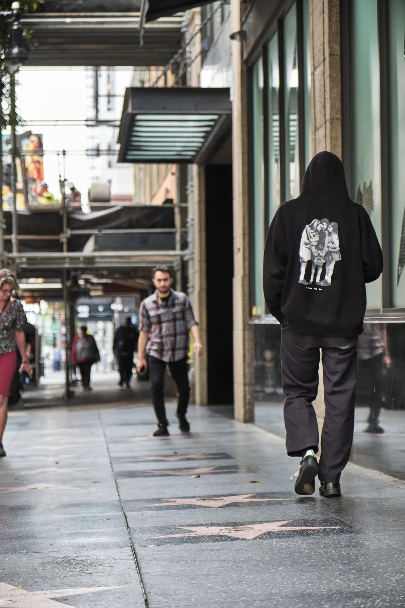 Öffentlicher Gehweg, Person von hinten. Das Fotografieren ist hier unproblematisch – die Veröffentlichung ist die zweite Frage.
