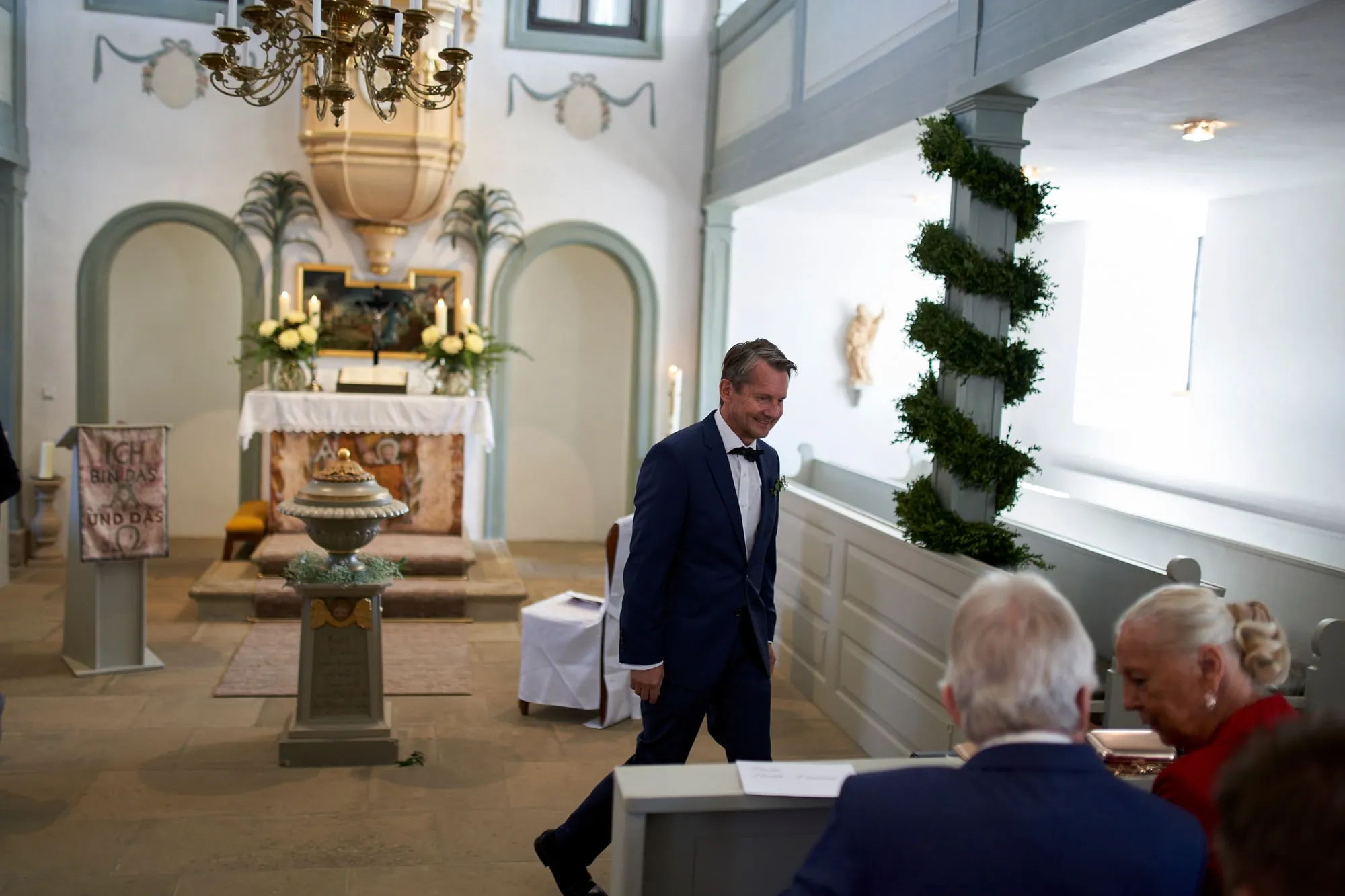 Ein Kirchenraum steht offen, ist aber kein öffentlicher Raum: Das Hausrecht liegt bei der Gemeinde. Was während einer Trauung erlaubt ist, klärt man vorher mit ihr – nicht mit dem Brautpaar.