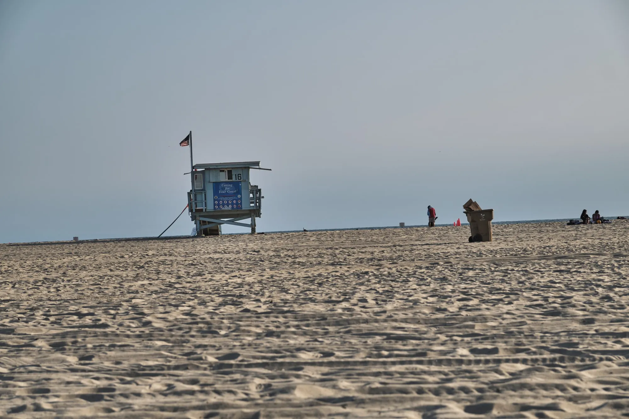 Rettungsturm am Strand von Los Angeles bei Tageslicht